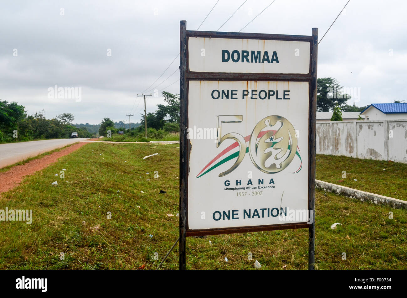 Schild am Eingang der Stadt Dormaa, Ghana, lesen "Ein Volk, eine Nation", die 50 Jahre Unabhängigkeit Stockfoto
