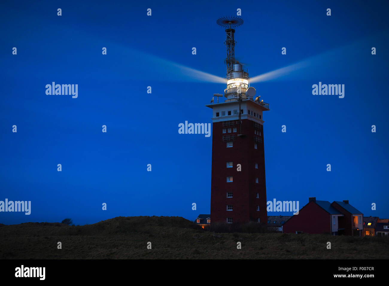Leuchtturm auf Helgoland in der Dämmerung, Deutschland, Schleswig-Holstein, Helgoland Stockfoto