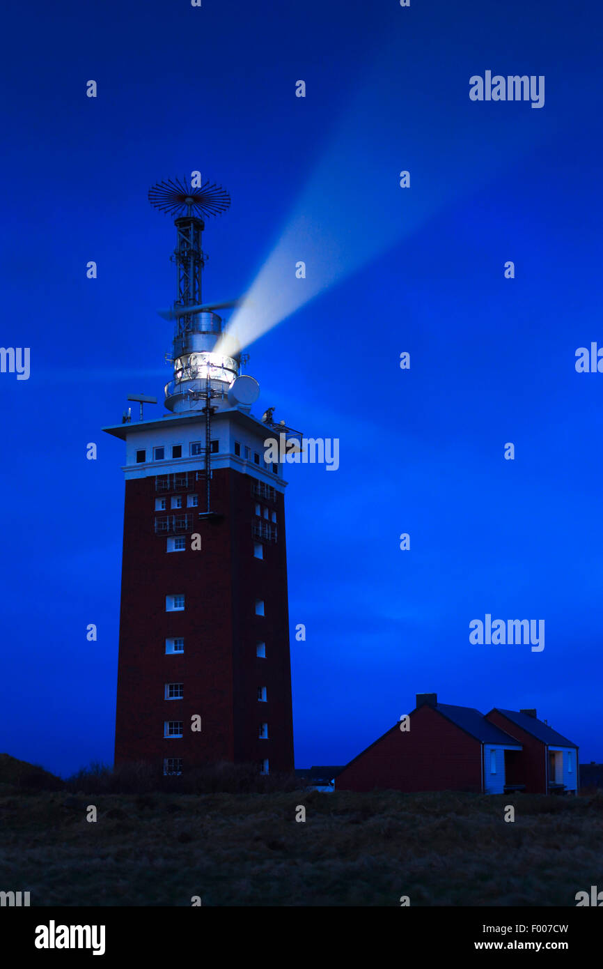 Leuchtturm auf Helgoland in der Dämmerung, Deutschland, Schleswig-Holstein, Helgoland Stockfoto