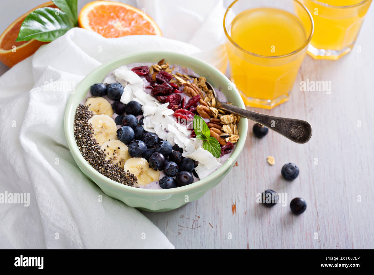 Breakfast Smoothie Schüssel mit Obst und Müsli Stockfoto