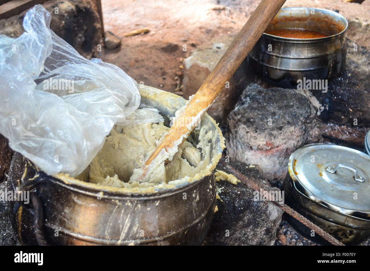 Banku, ein ghanaischer traditionelles Gericht in Ashanti Land Kochen Stockfoto