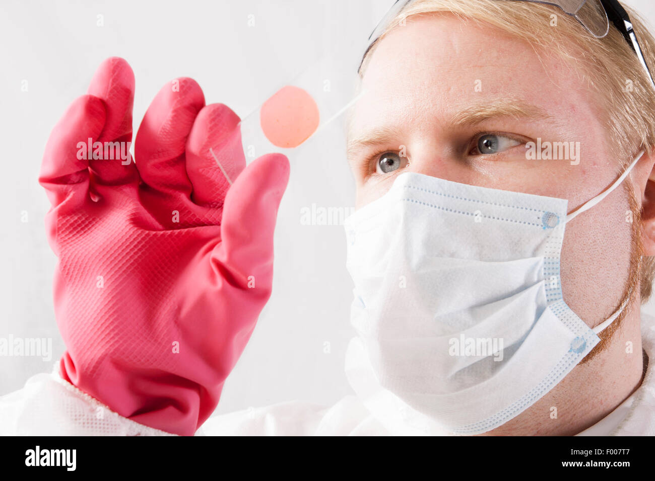 Untersuchung von Blut im Glas gleitet Stockfoto