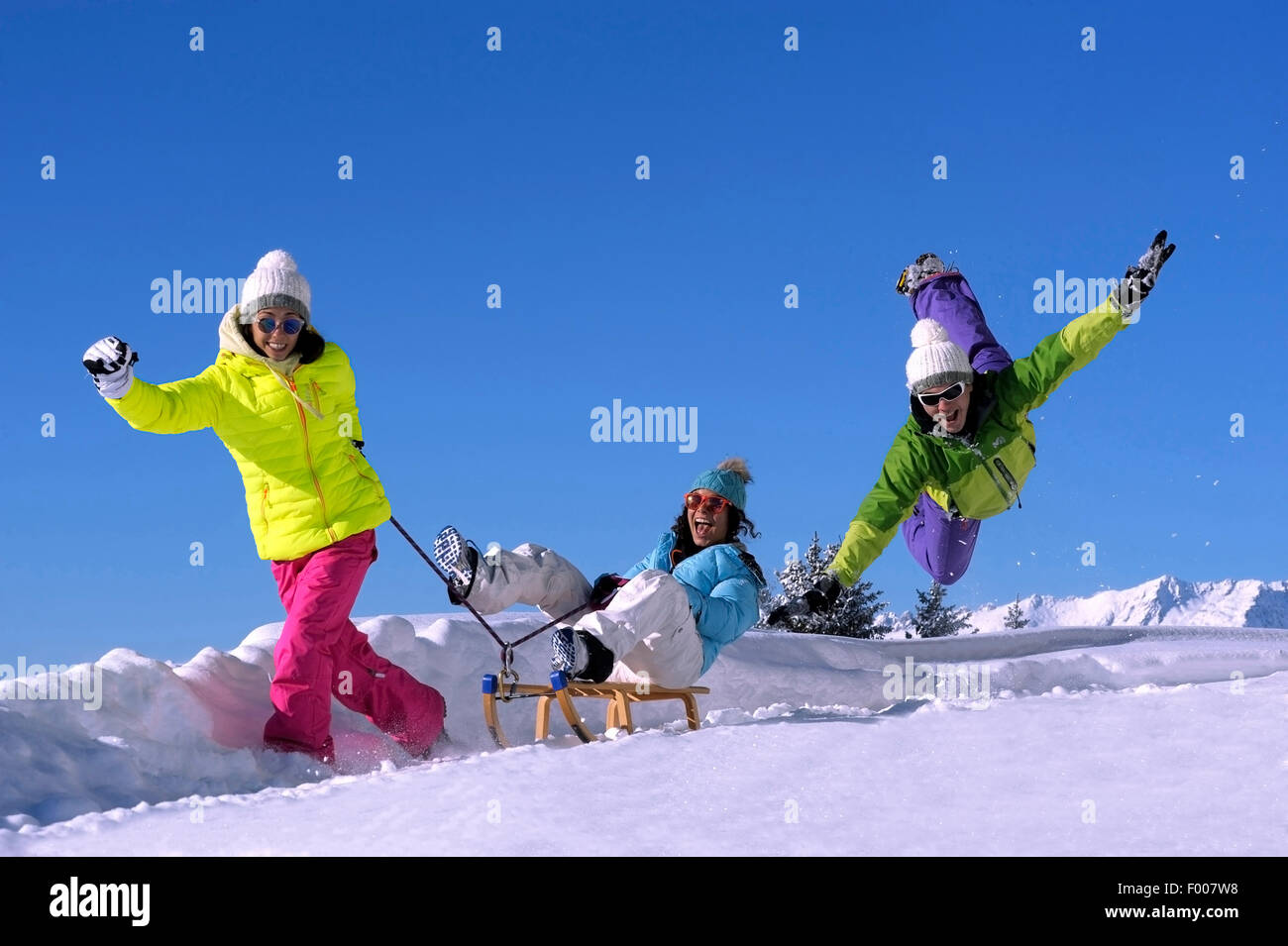 drei glückliche Jugendliche spielen im Schnee, Frankreich, Savoyen, Val d Isere Stockfoto