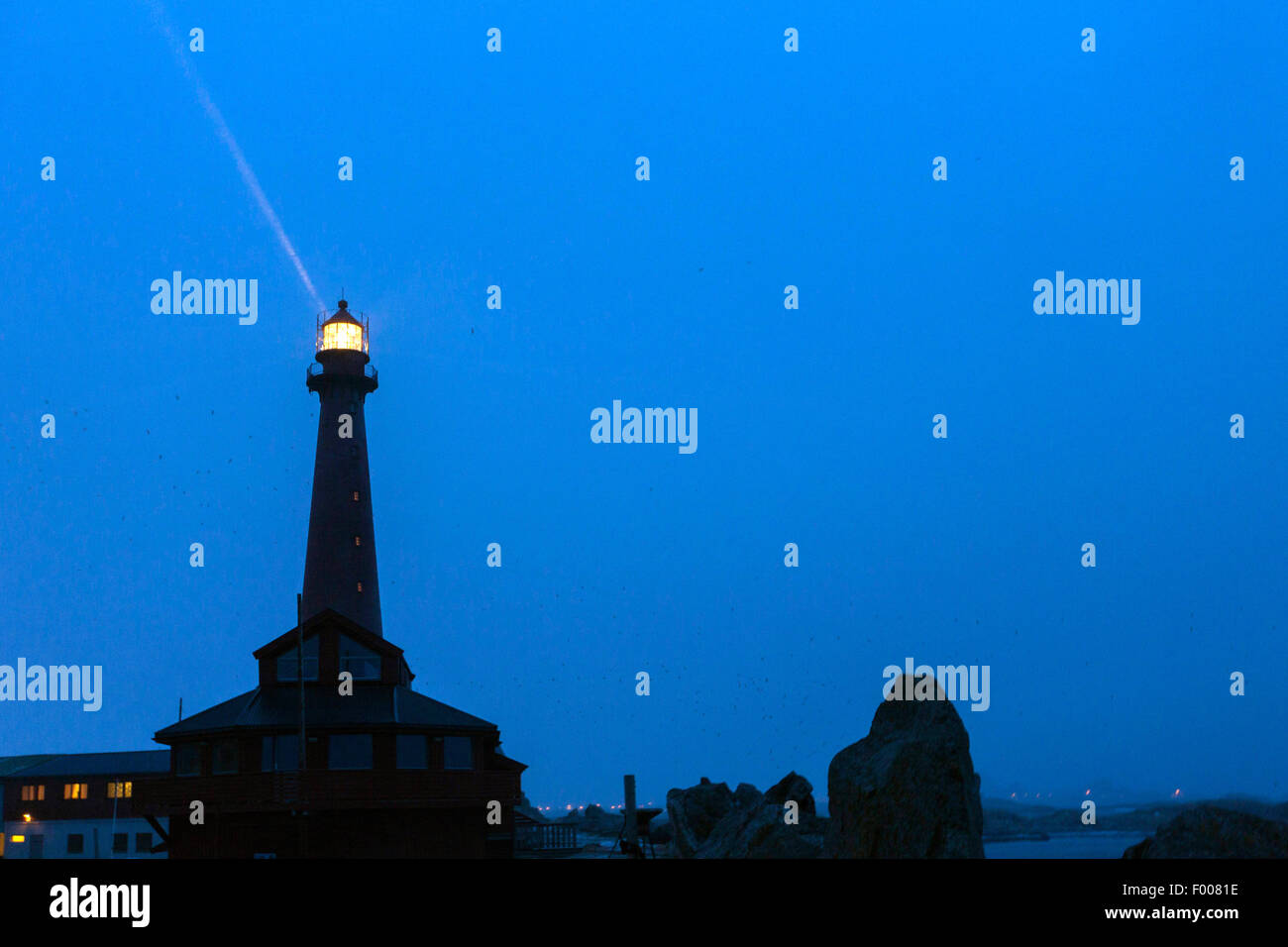 Leuchtturm von Andenes bei Nacht mit Schneefall, VesterÕlen, Insel und° ya, Andenes Stockfoto