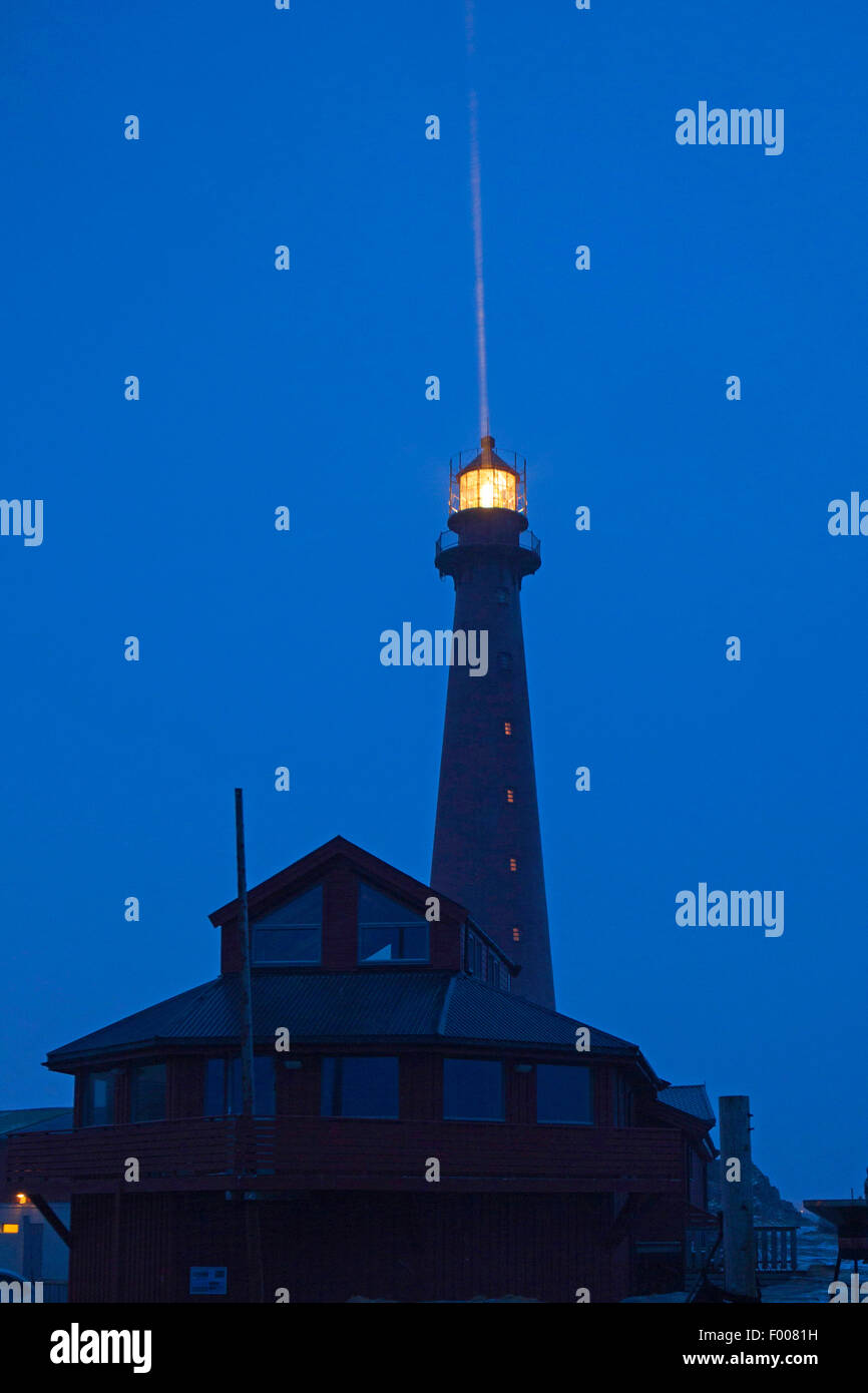 Leuchtturm von Andenes bei Nacht mit Schneefall, VesterÕlen, Insel und° ya, Andenes Stockfoto