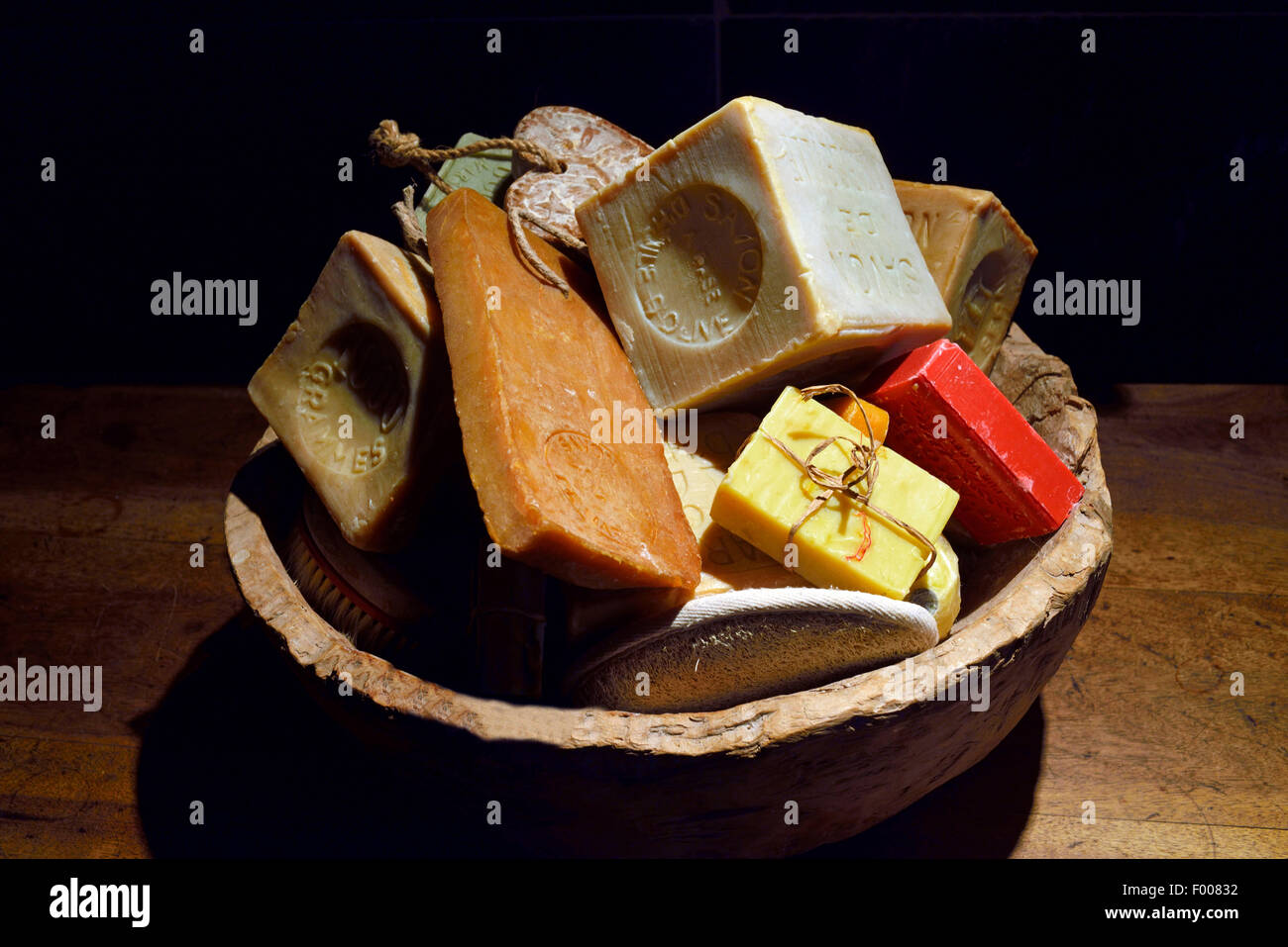 verschiedene handgemachte Seifen in eine Schüssel geben, Stillleben, Frankreich, Savoie Stockfoto