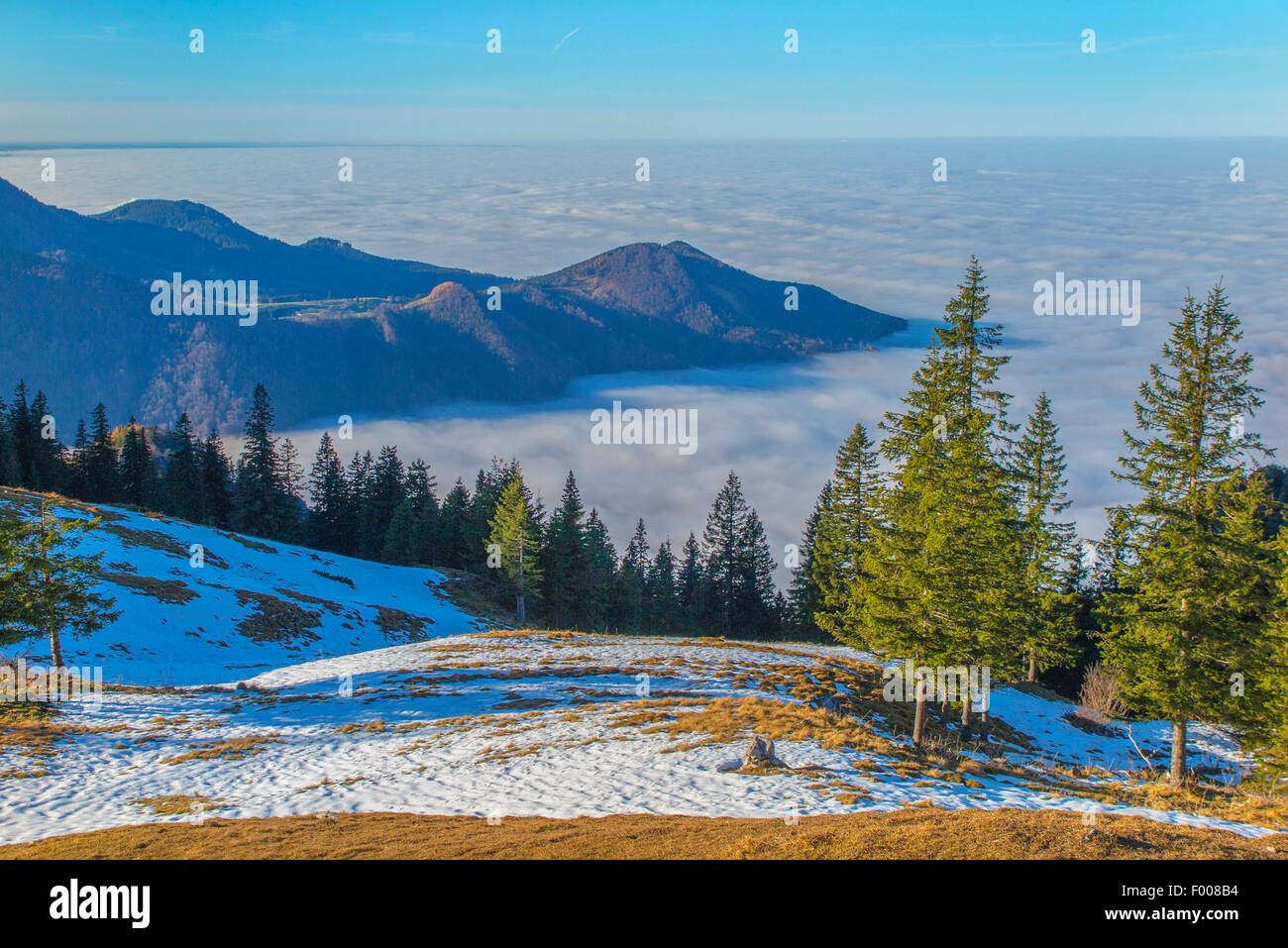 Sonne über dem Nebel im Tal, Hohenaschau, Kampenwand, Bayern, Deutschland Stockfoto