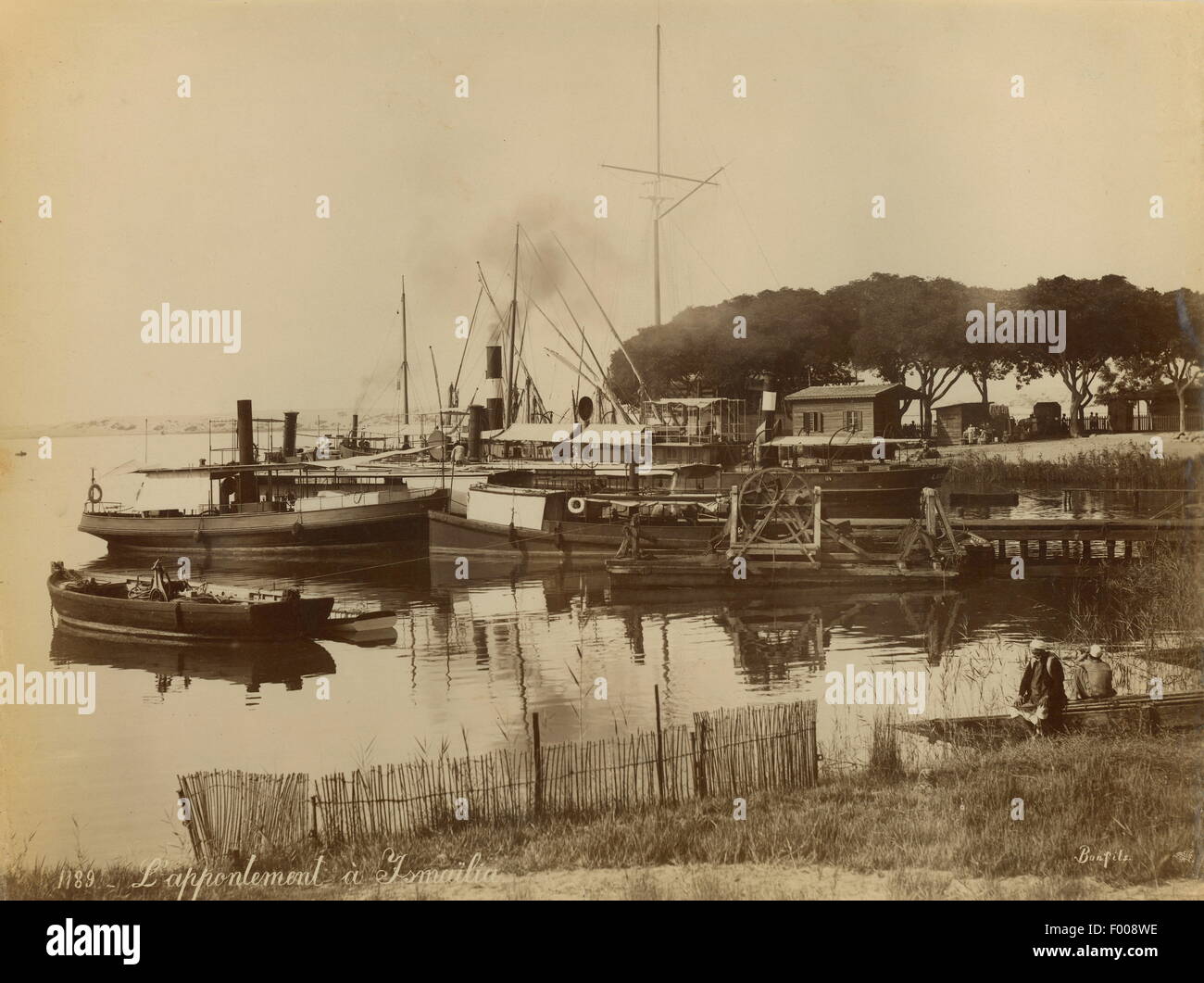Ismailia, Ägypten - eine Kanal-Szene in der Multi-Kulti-Suez-Kanal Stadt Ismailia, mit Booten der 1880er-Jahre.  Ismailia wurde als Basislager für den Bau des Suezkanals im Jahre 1863 gegründet.   Foto von Zangaki. Stockfoto