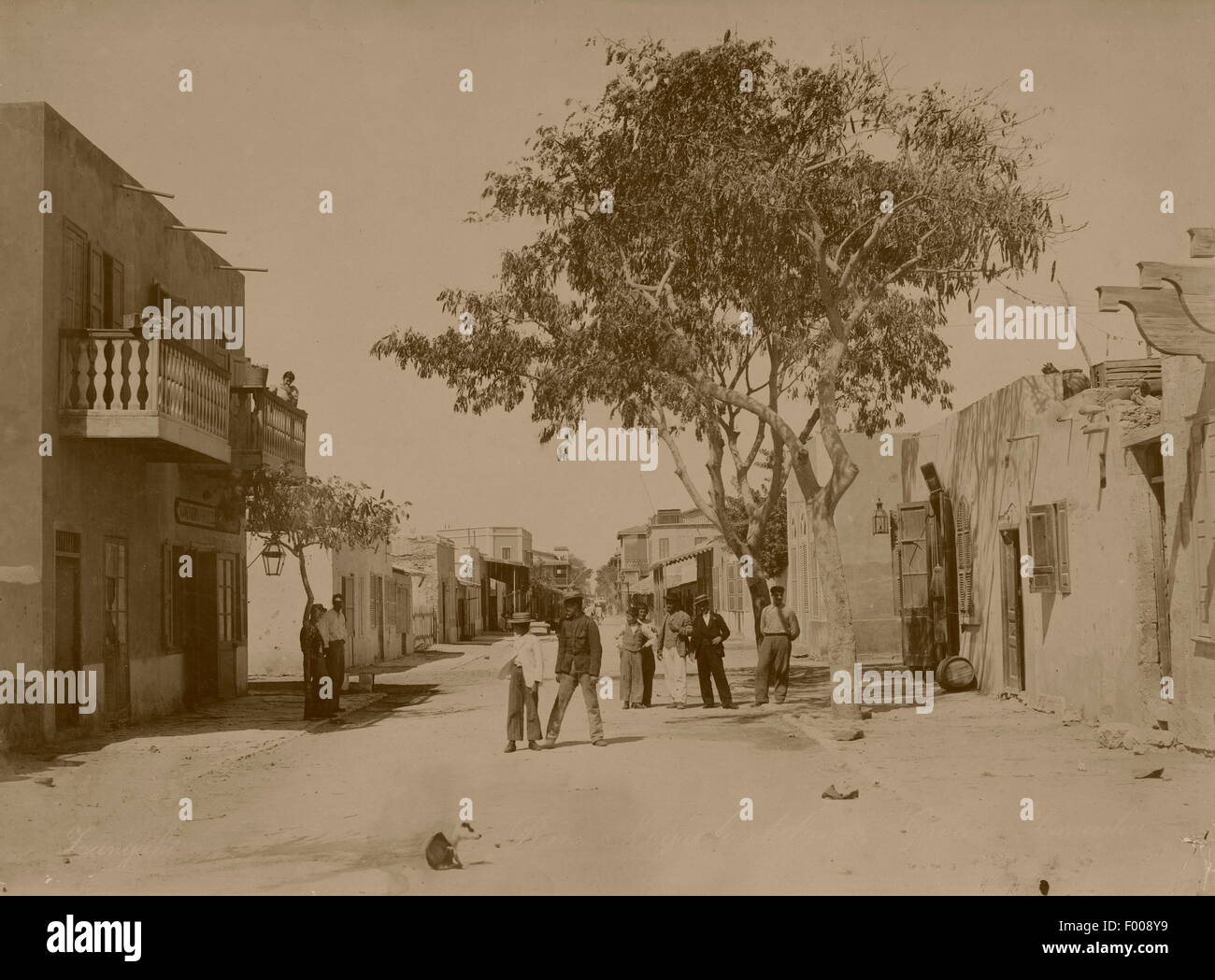 Ismailia, Ägypten - Negrelli Straßenszene in der Multi-Kulti-Suez-Kanal Stadt Ismailia, mit griechischen Jungs spielen in der Straße der 1880er-Jahre.  Ismailia wurde als Basislager für den Bau des Suezkanals im Jahre 1863 gegründet.   Foto von Zangaki. Stockfoto