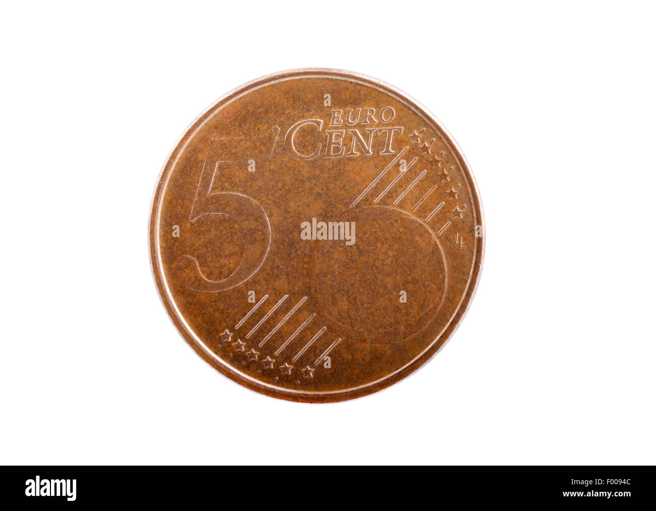 Makroaufnahme eines alten gebrauchten fünf Cent Euro Münze isoliert auf weiss Stockfoto