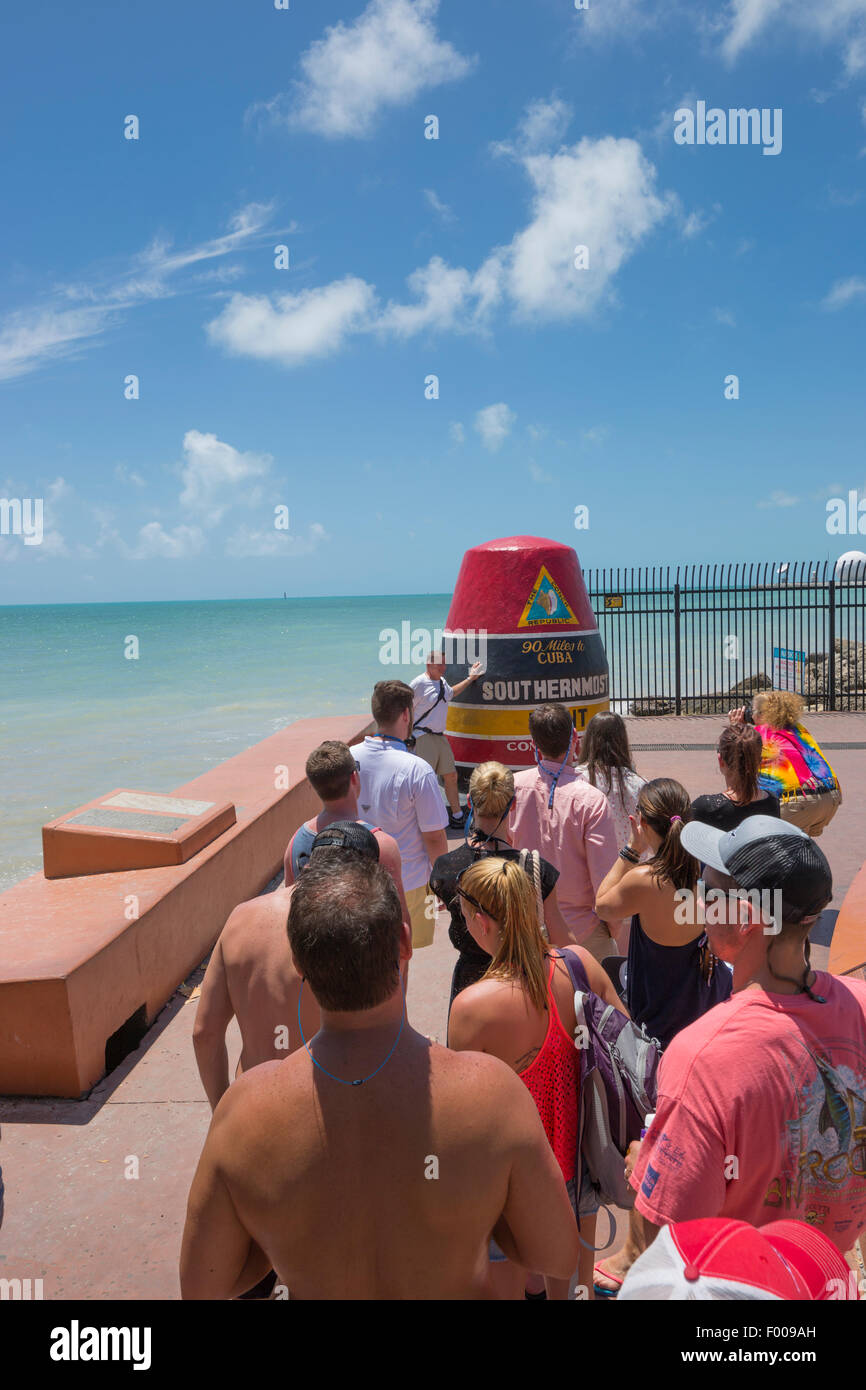 TOURISTEN IN WARTESCHLANGE ZUR POSE VOM SÜDLICHSTEN PUNKT IN DEN KONTINENTALEN VEREINIGTEN STAATEN DENKMAL KEY WEST FLORIDA USA LINE-UP Stockfoto