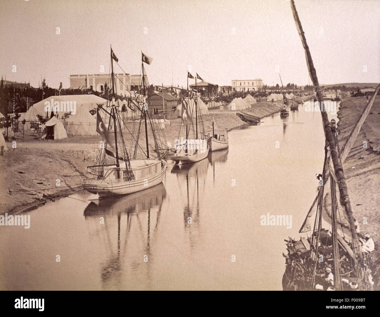 Ismailia, Ägypten-1880 s-A-Zufuhr-Kanal, den Suez-Kanal in Ismailia.  Ismailia entstand im Jahre 1863, als Basislager für den Bau des Suez-Kanals zu dienen.   Foto von Arnoux Stockfoto