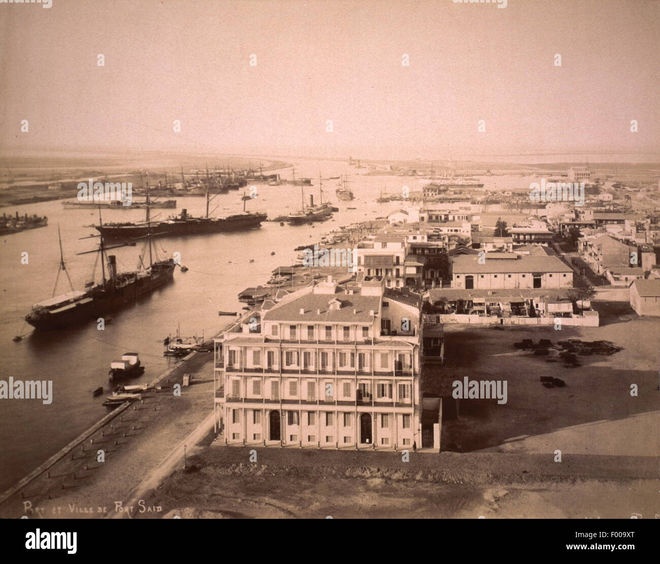 Port Said, Ägypten - 1880 s - Dampfschiffe vor Anker in Port Said, an der Mündung des Suez-Kanals am Mittelmeer, einen Blick auf den Hafen, dessen Existenz und Vermögen miteinander mit dem Suez-Kanal-Verkehr verflochten wurden. COPYRIGHT FOTOSAMMLUNG VON BARRY IVERSON Stockfoto