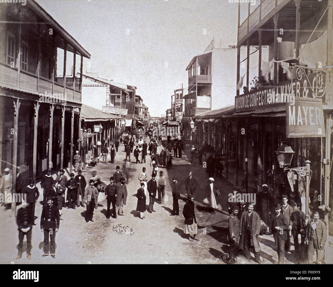Port Said, Ägypten - 1880er Jahren - eine belebte Straße in Port Said, an der Mündung des Suez-Kanals am Mittelmeer, ein Blick auf den Hafen.   COPYRIGHT FOTOSAMMLUNG VON BARRY IVERSON Stockfoto