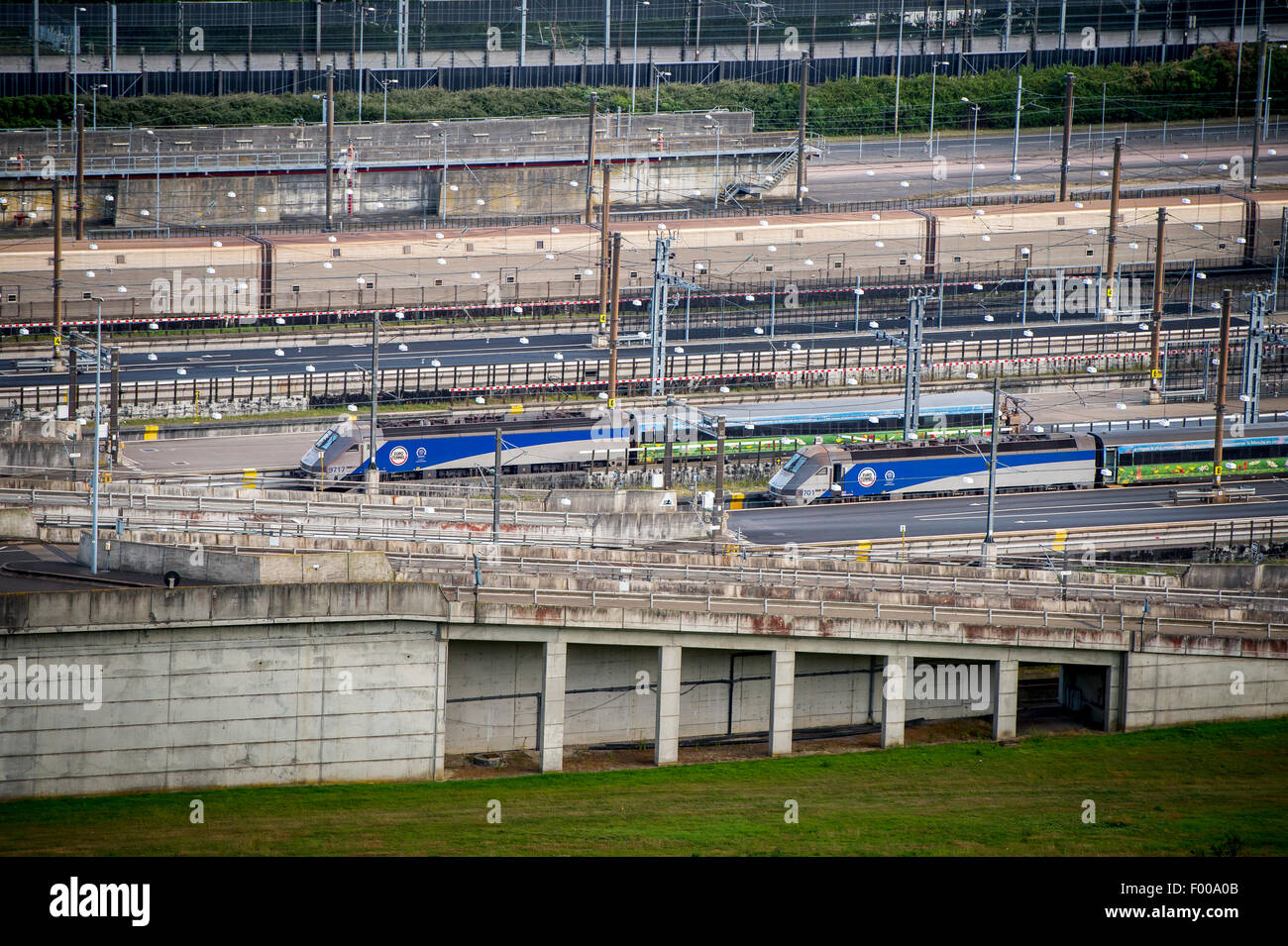 Eurotunnel Le Shuttle Züge warten am Cheriton Terminal, bevor sie durch den Eurotunnel nach Frankreich fahren. Stockfoto