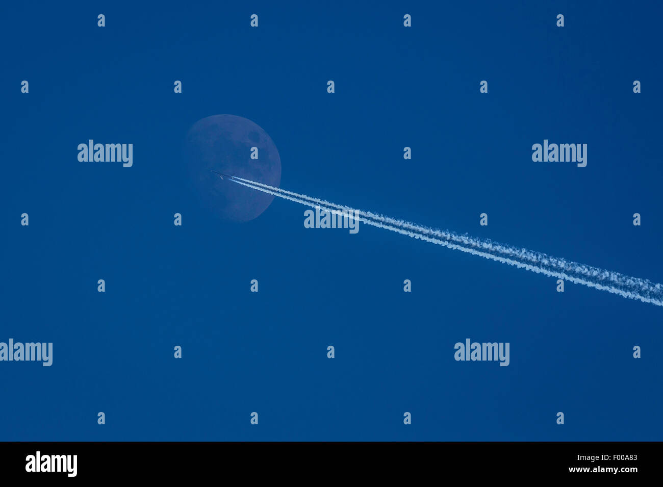 Flugzeug mit Kondensation Trail vor Halbmond, Deutschland, Bayern Stockfoto