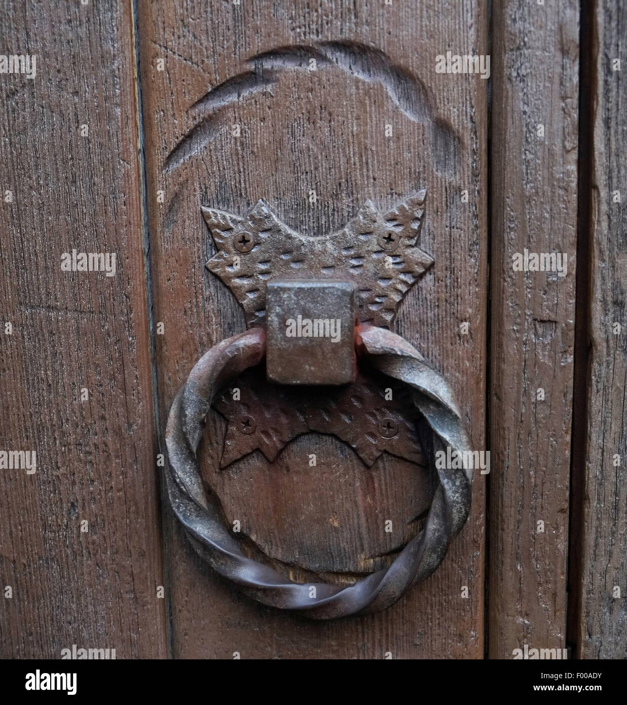 Alte Türklopfer auf ein hölzernes Tor Tür Stockfoto
