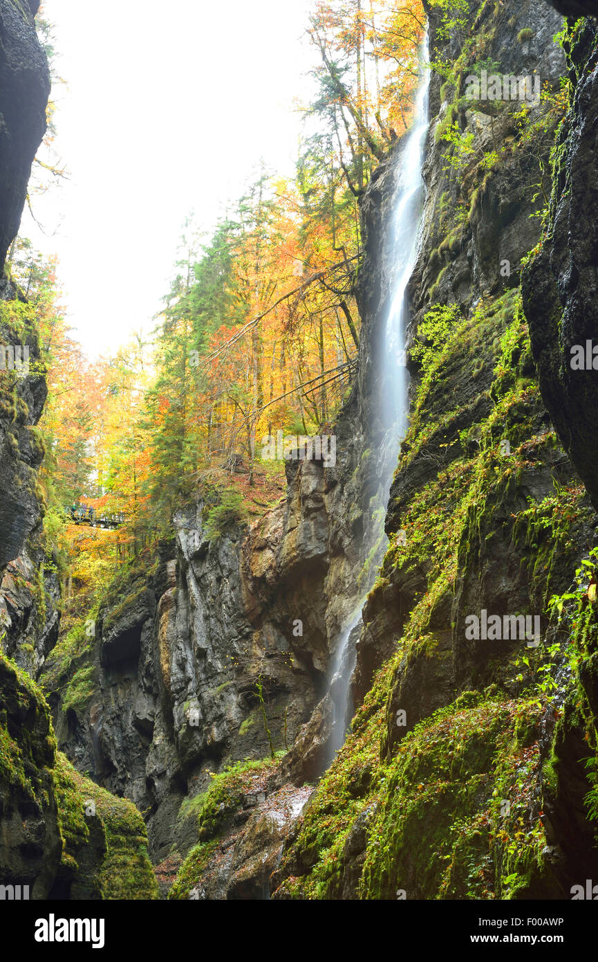 Wasserfall der Partnachklamm in Herbst, Deutschland, Bayern, Garmisch-Partenkirchen Stockfoto