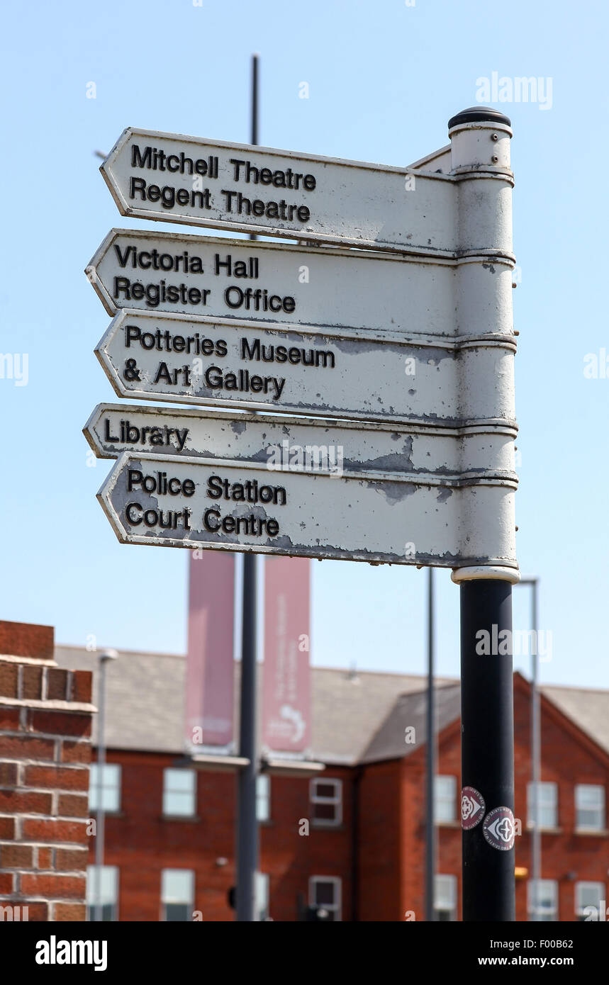 Mehrere Zeichen zeigt den Weg zum Potteries Museum und Kunstgalerie, Zentrum Bibliothek, Polizei und Gericht Stoke on Trent Stockfoto