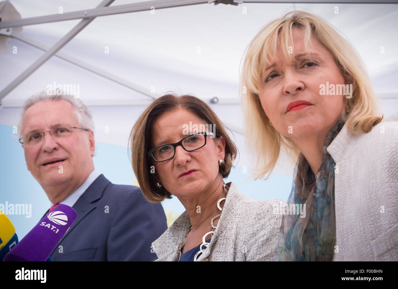 Taufkirchen, Deutschland. 5. August 2015. Joachim Hermann (L-R), Innenminister des deutschen Staates Bayern, seinem österreichischen Amtskollegen Johanna Mikl-Leitner, bayerische Minister für europäische Angelegenheiten Beate Merk besuchen eine Pressekonferenz, die nach einem Besuch in einem Flüchtling Unterkunft in Taufkirchen, Deutschland, 5. August 2015. Die Flüchtlinge sind in einem offenen Raum unter einer Traglufthalle untergebracht. Foto: PETER KNEFFEL/Dpa/Alamy Live News Stockfoto