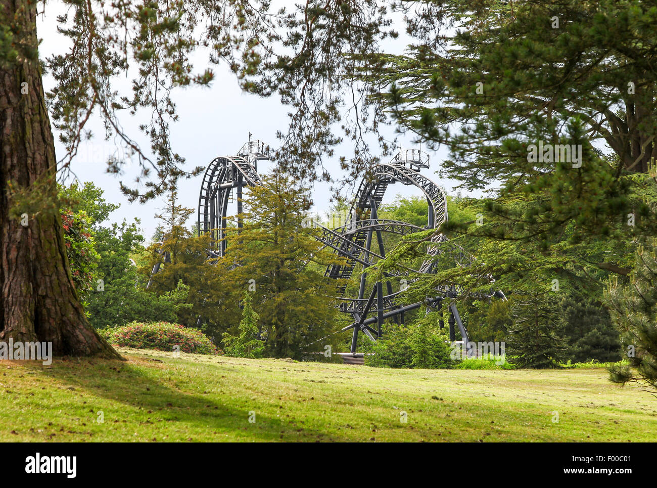 Die Smiler Ride, die nach einem Unfall geschlossen wurde, aber jetzt wieder in den Alton Towers Estate Theme Park Gardens in Staffordshire, England, Großbritannien, eröffnet wird Stockfoto
