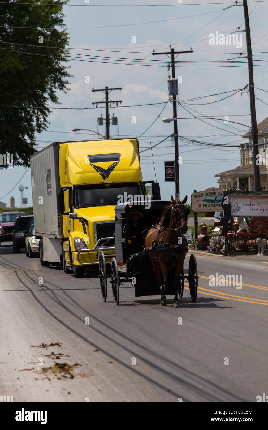 Amische Buggys teilen die Straße mit Trucks in Lancaster County, PA. Stockfoto