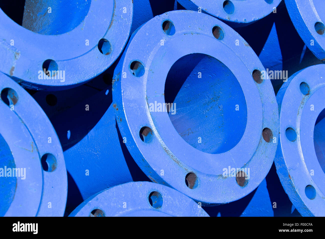 Blaue Eisenrohre als Hintergrund Stockfoto