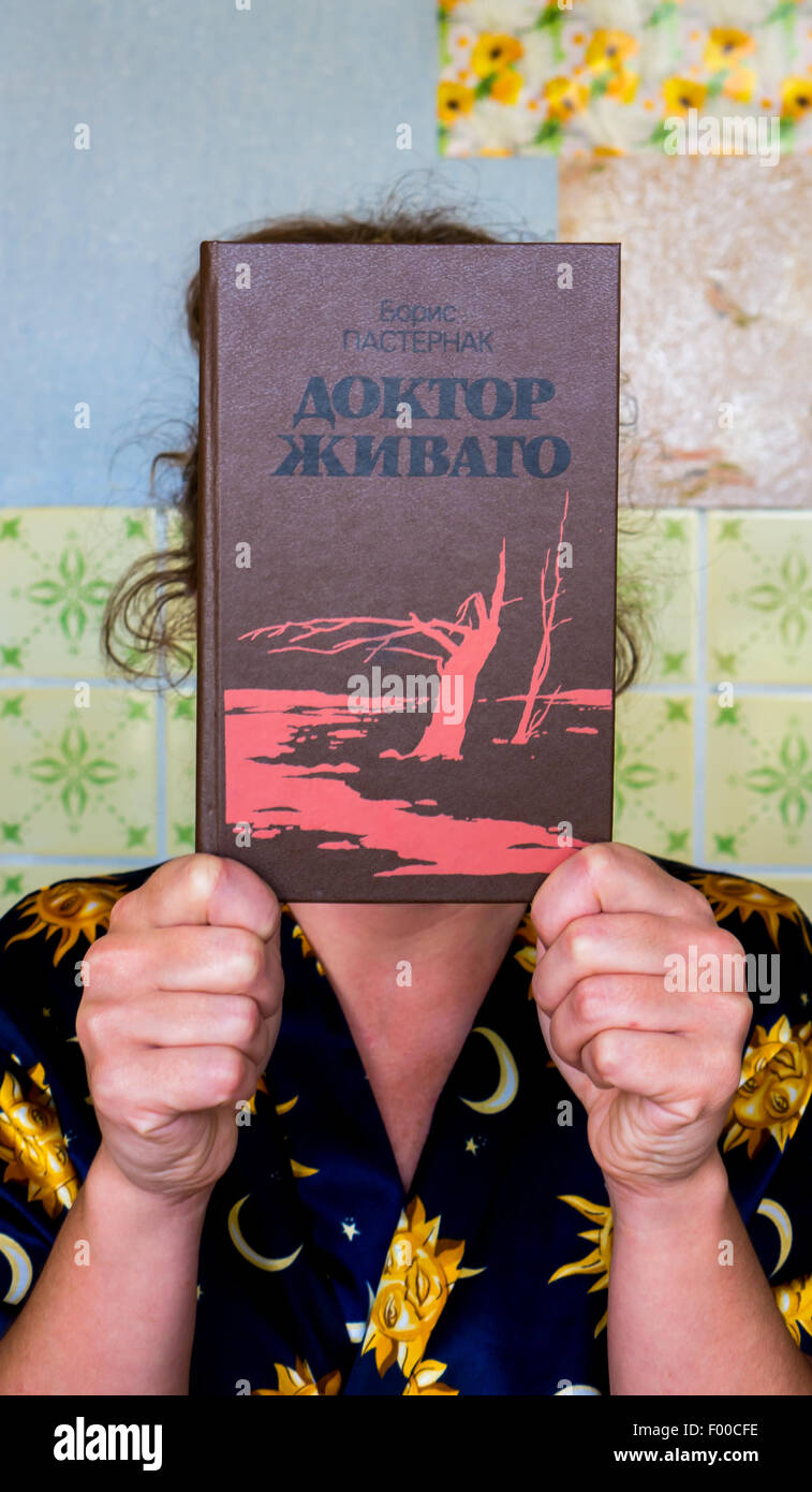 GOMEL, Weißrussland - 1. August 2015: Mädchen hält ein Buch von Boris Pasternak "Doktor Schiwago". Stockfoto