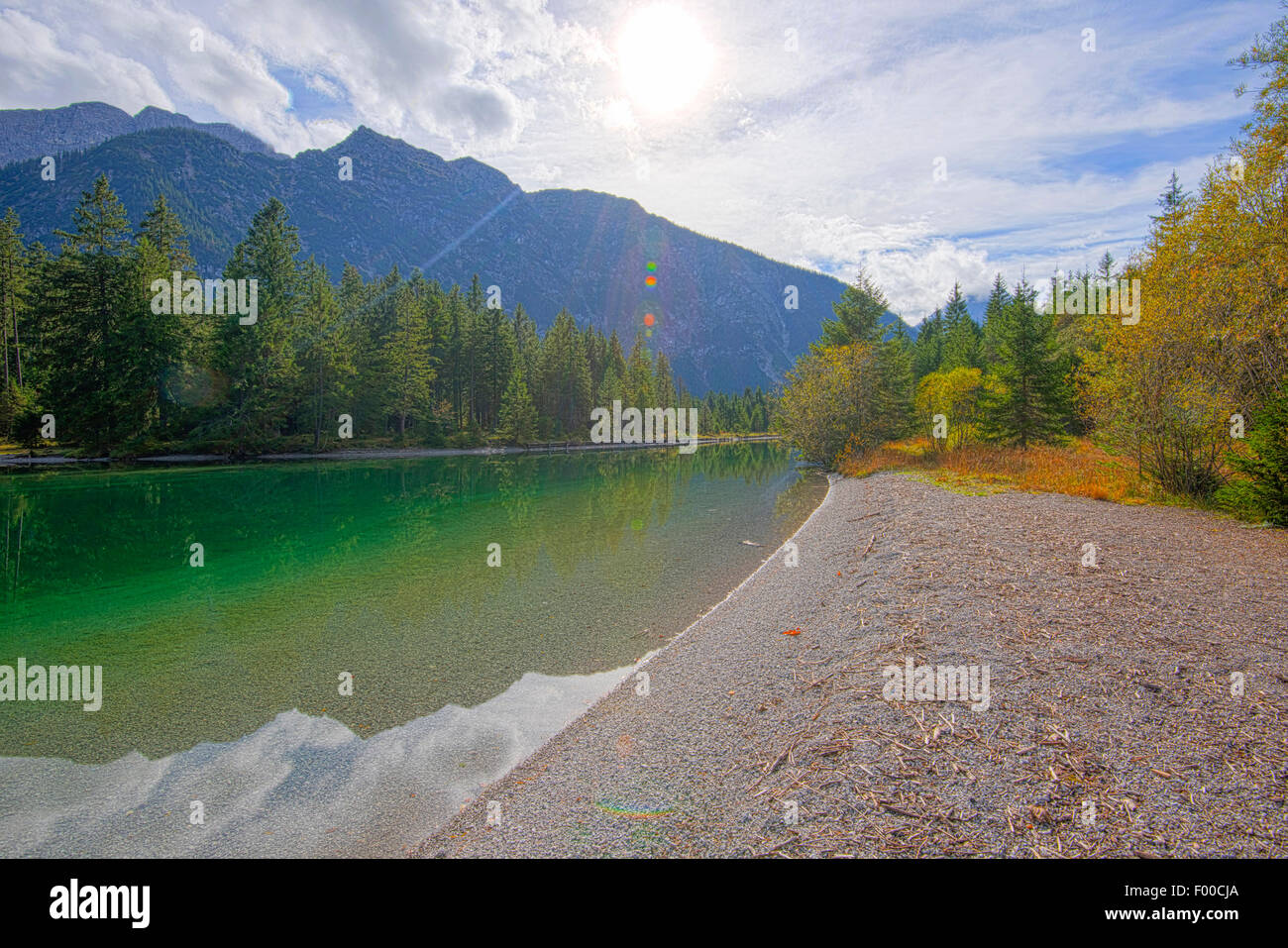 herbstliche Berg Landschaft spiegeln in See Plansee, Österreich, Tirol Stockfoto