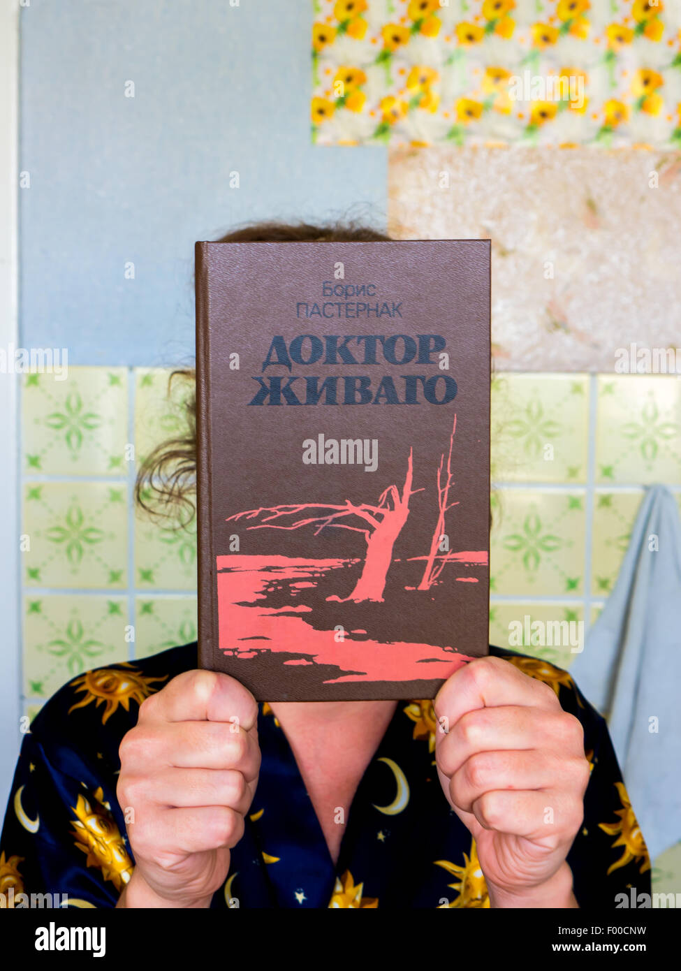 GOMEL, Weißrussland - 1. August 2015: Mädchen hält ein Buch von Boris Pasternak "Doktor Schiwago". Stockfoto
