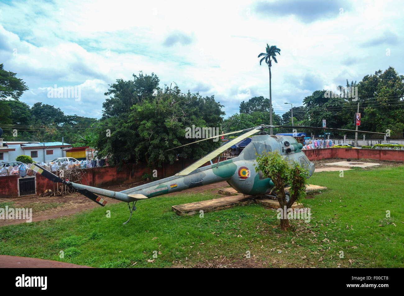 Krieg-Hubschrauber im Hinterhof des Armed Forces Museum von Kumasi, Ghana Stockfoto