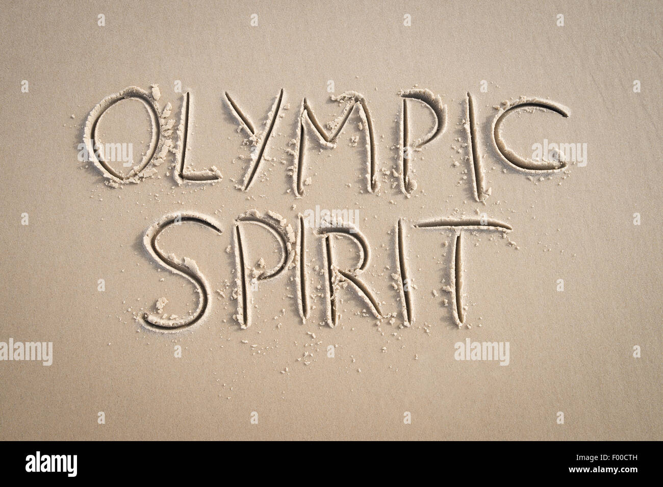 RIO DE JANEIRO, Brasilien - 20. März 2015: Einfache Olympischen Geist Botschaft handschriftlich in sauberen Text auf glatte Sandstrand. Stockfoto