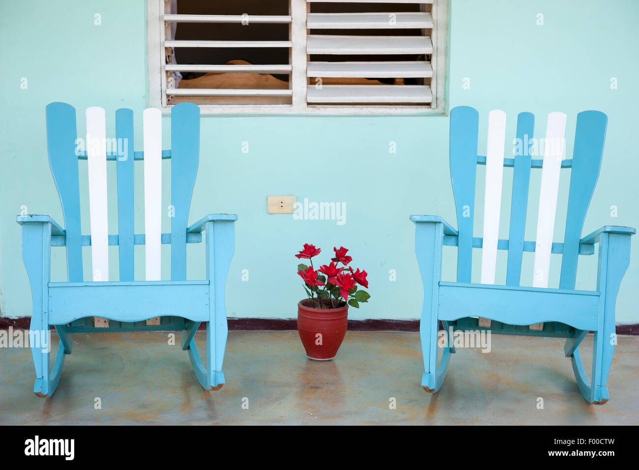 Traditionellen hölzernen Schaukelstühle vor blauen Wänden auf der Veranda des kubanischen Landhaus in Vinales, Kuba Stockfoto