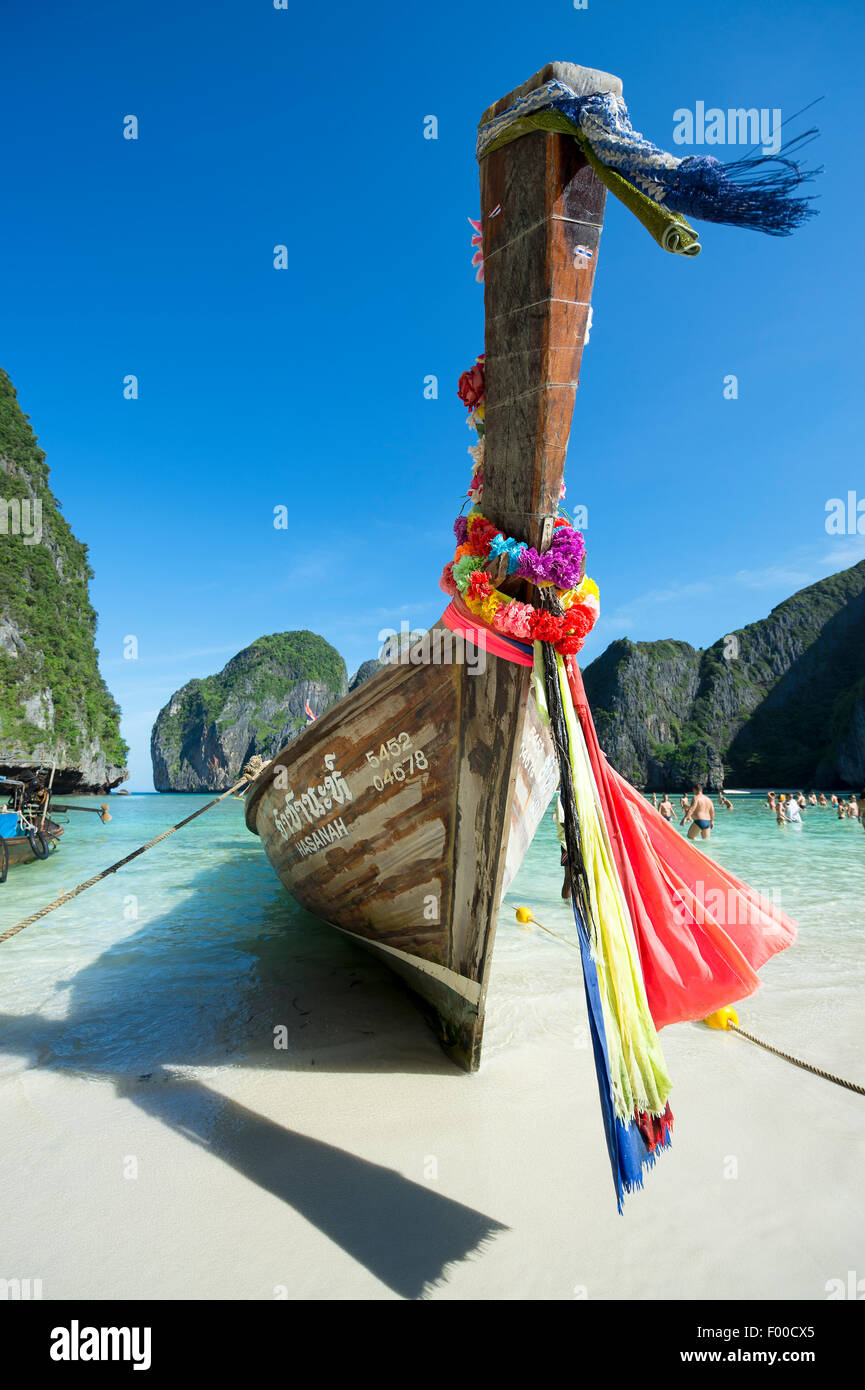 MAYA BAY, THAILAND - 12. November 2014: Dekorative Schärpe Bänder hängen vom Bug des thailändischen hölzerne Longtail-Boot in der Maya Bay. Stockfoto