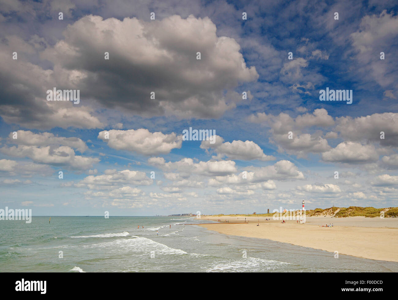 Wellenbrecher, Wolken und Strand, belgische Küste, Belgien Stockfoto