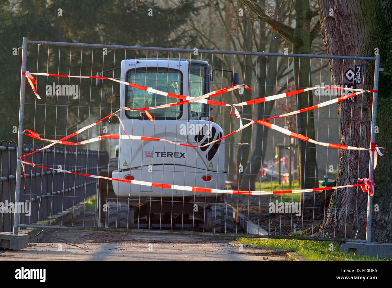 Baustellenfahrzeug auf einem geschlossenen öffentlichen Weg, Deutschland Stockfoto