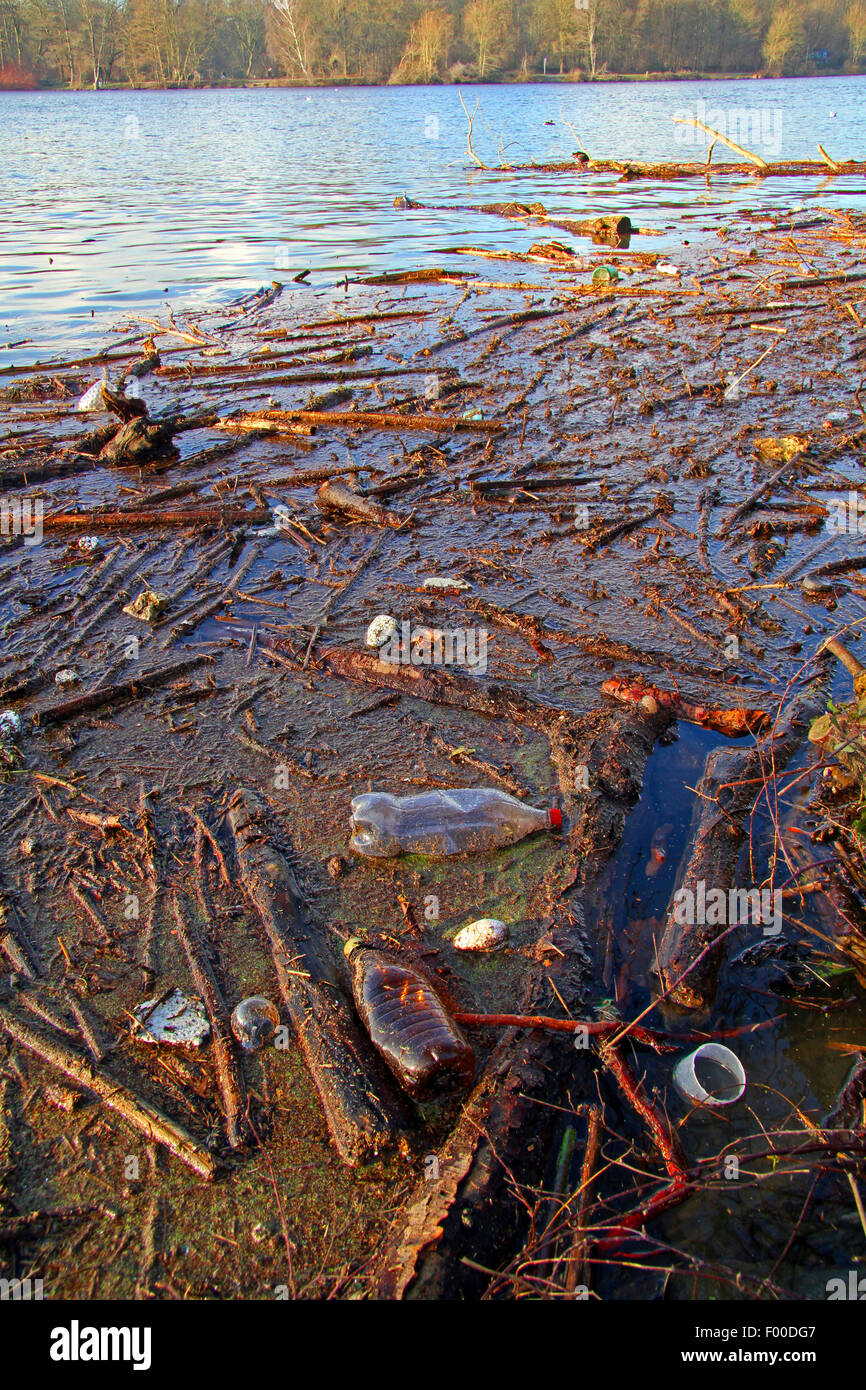 Treibgut und leeren Plastikflaschen am See, Deutschland Stockfoto