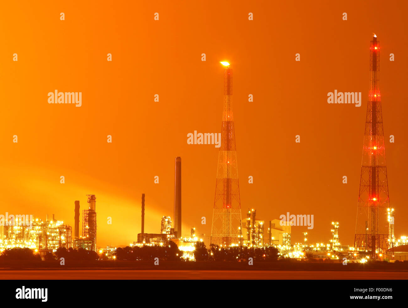 aufgehellte petrochemische Industrie im Antwerpener Hafen bei Nacht, Belgien, Antwerpen Stockfoto