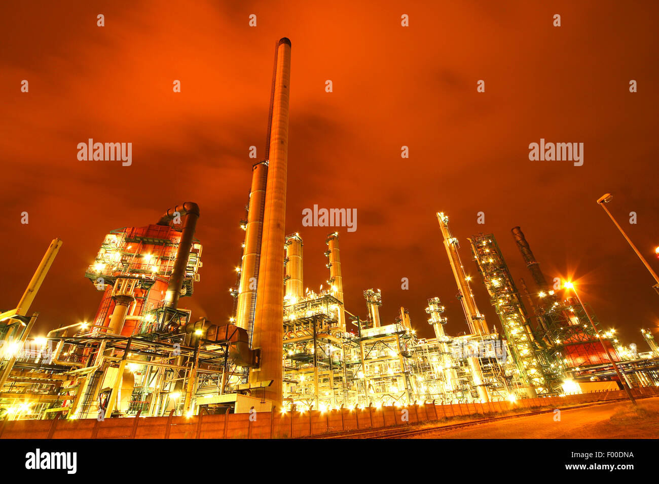 aufgehellte petrochemische Industrie im Antwerpener Hafen bei Nacht, Belgien, Antwerpen Stockfoto