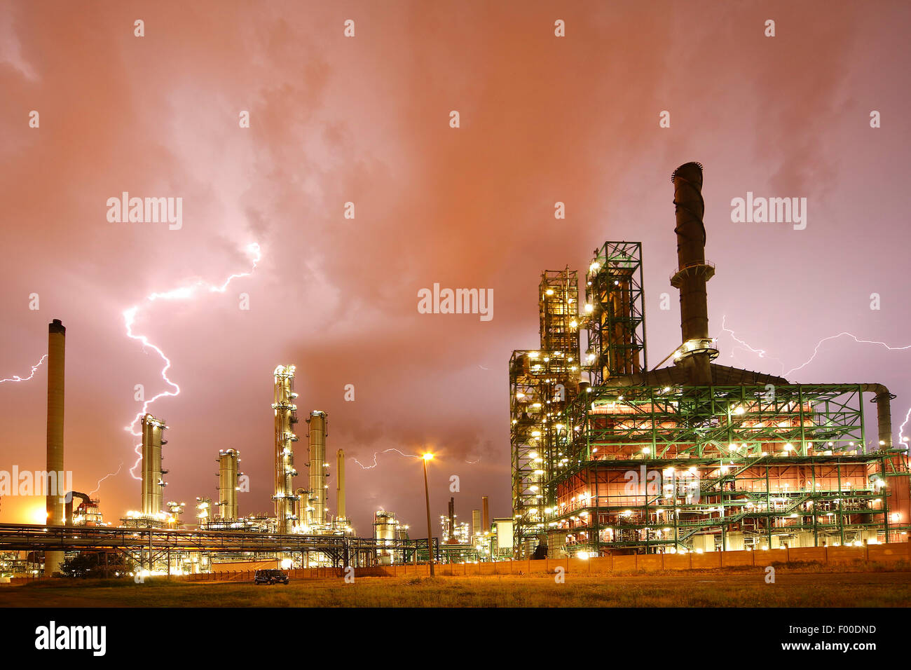 Gewitter und Blitz stürzt über aufgehellte petrochemische Industrie im Hafen von Antwerpen in der Nacht, Belgien, Antwerpen Stockfoto