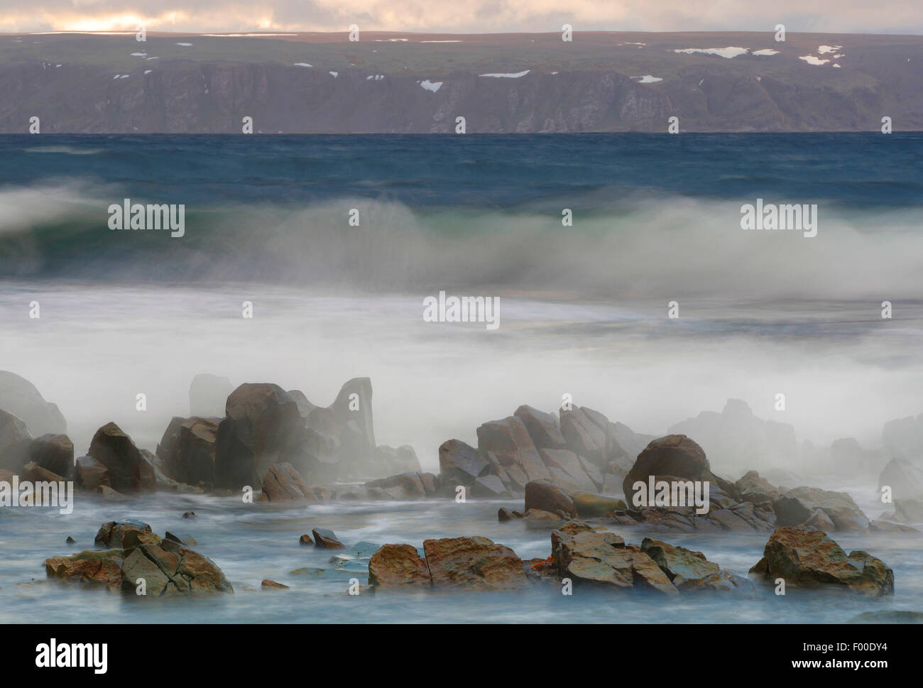 stürmische Küste und schneebedeckten Gipfeln, Fjells Küste, Seegrenzziehung Meer, Norwegen, Lappland, Varangerfjord Stockfoto