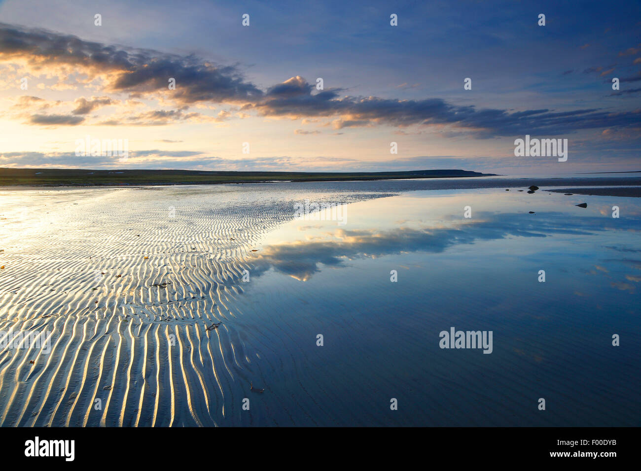 Sand, Wellen und Steinen auf Sandbank, Norwegen, Varangerfjord Stockfoto
