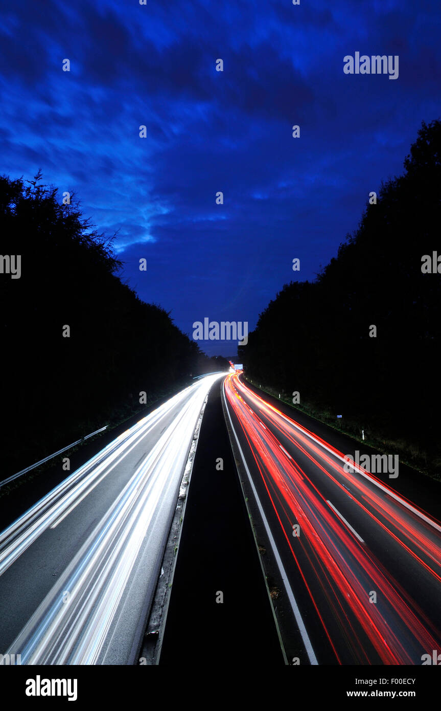 Autobahn A40 mit hellen Streifen am Abend Stockfoto