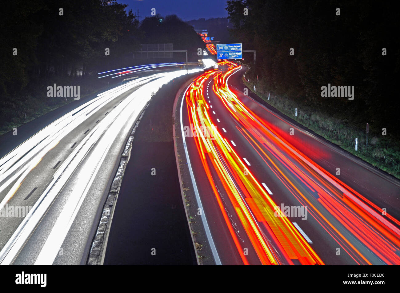 Autobahn A40 mit hellen Streifen am Abend Stockfoto
