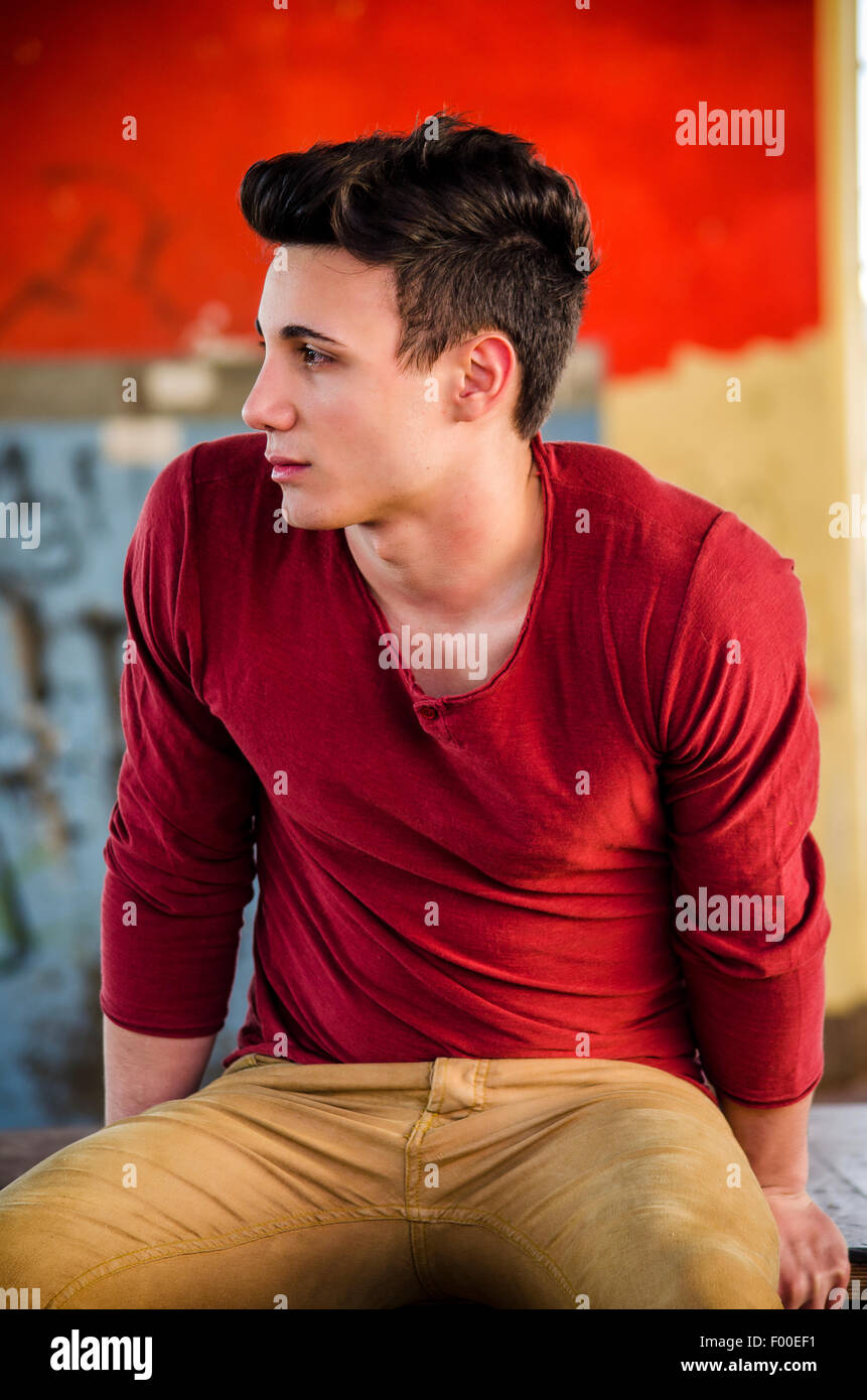 Attraktive junge Mann in urbaner Lage mit Blick auf eine Seite Stockfoto