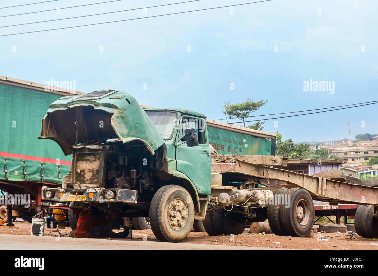 LKW in Vororten von Kumasi, eines der größten Industriegebiete in Afrika Suame Zeitschrift repariert wird Stockfoto