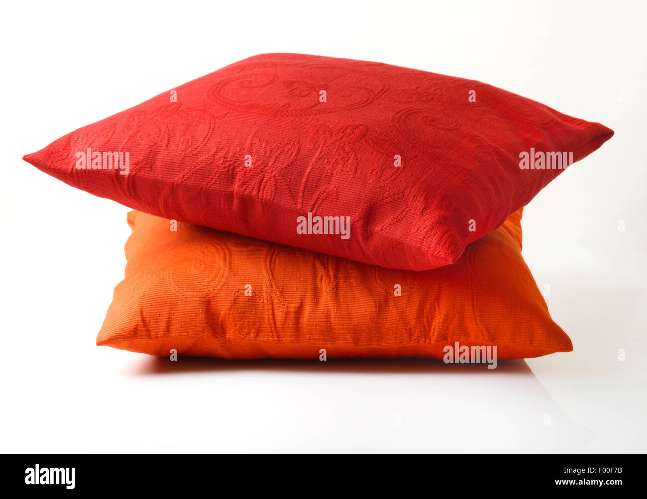 Rot und Orange Kissen auf weißem Hintergrund Stockfoto