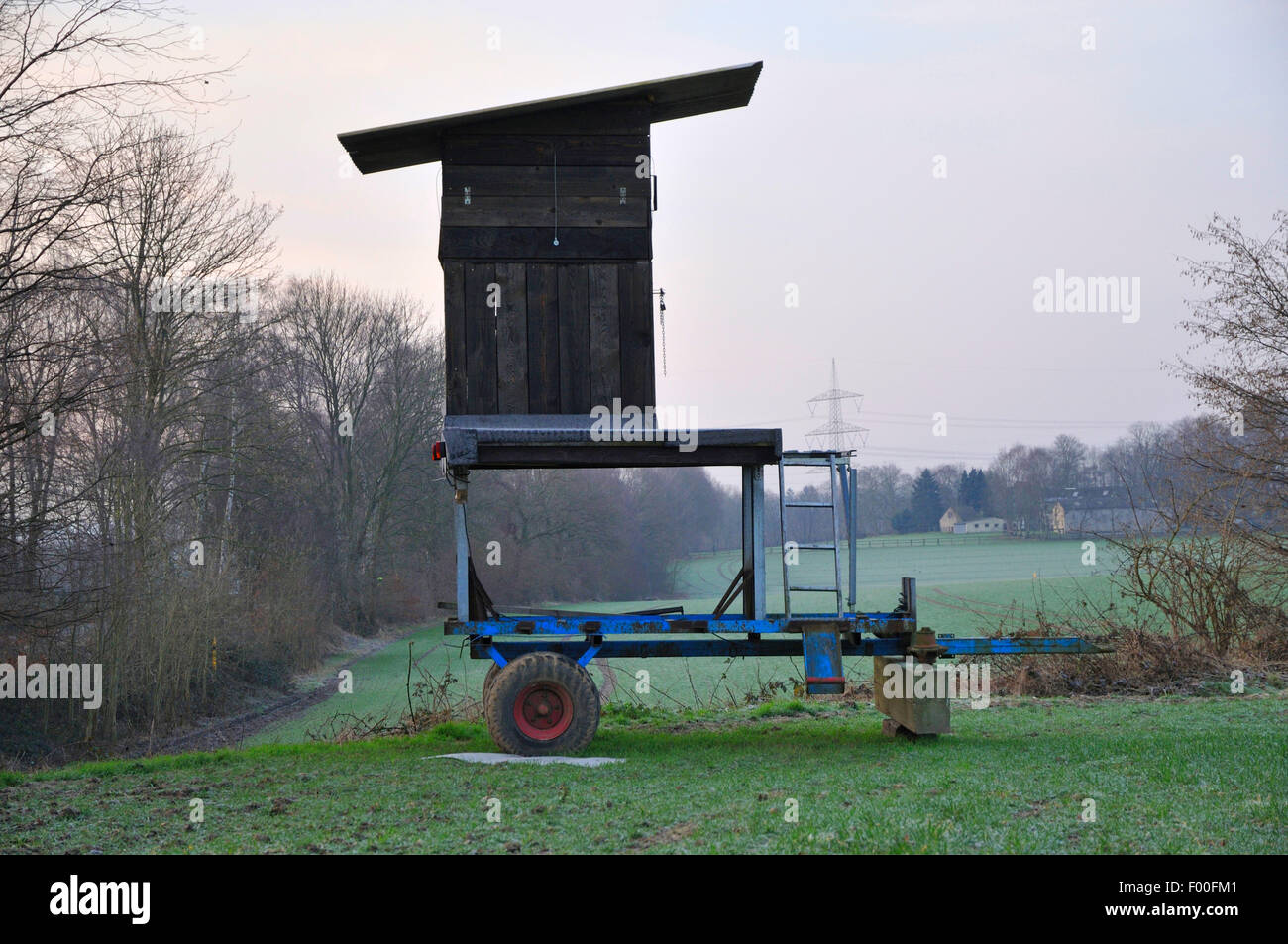 mobiler Hochsitz auf einem Feld, Witten, Ruhrgebiet, Nordrhein-Westfalen,  Deutschland Stockfotografie - Alamy