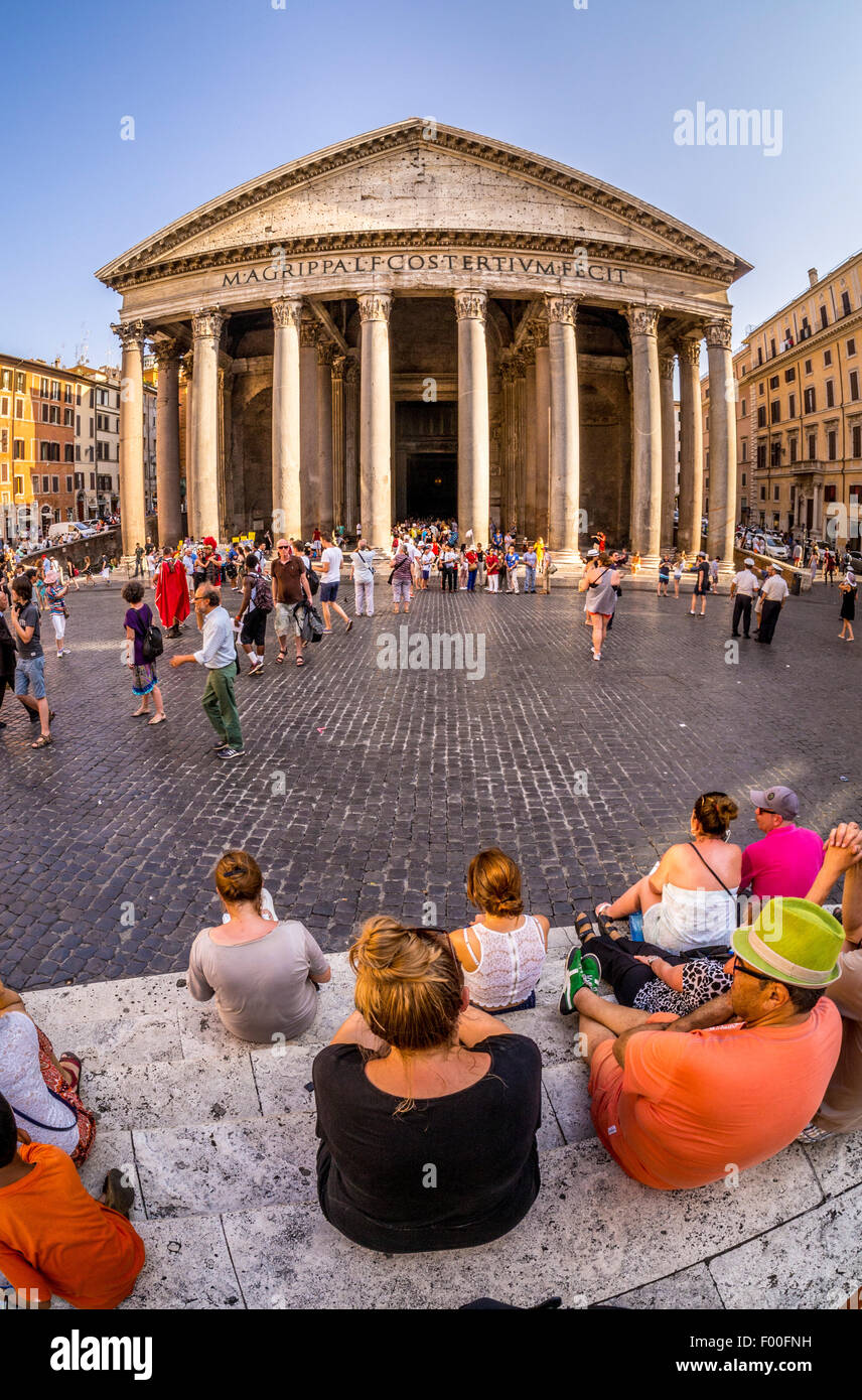 Der Portikus und die Säulen des Pantheons. Antiker Römischer Tempel. Jetzt eine christliche Kirche. Rom, Italien. Stockfoto