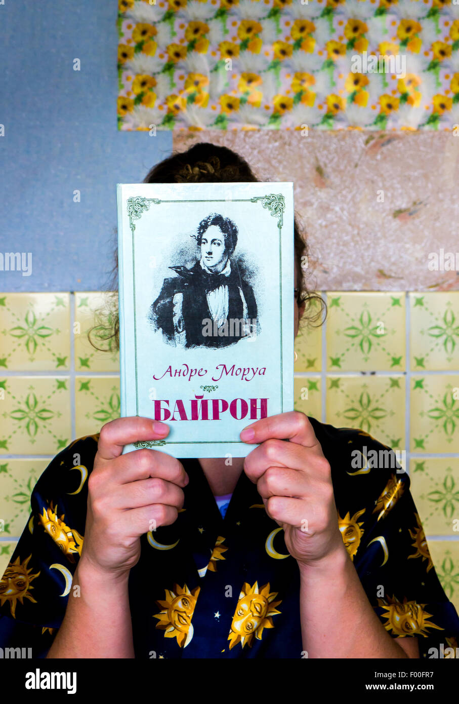 GOMEL, Weißrussland - 2. August 2015: Mädchen hält ein Buch von Andre Morua "Byron". Stockfoto